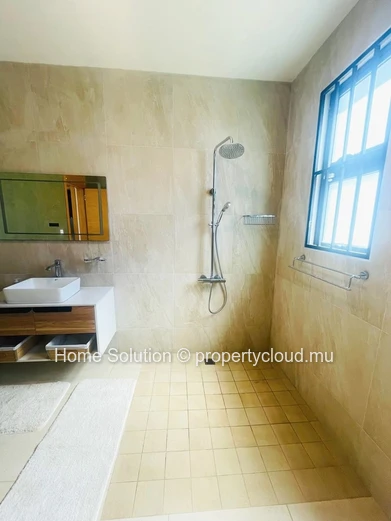 PET FRIENDLY VILLA – A haven of peace with a secure swimming pool