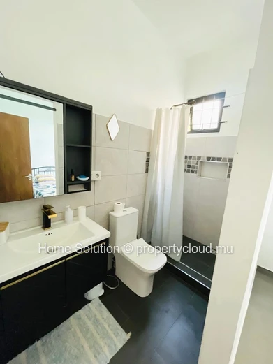  Contemporary Single-Story Villa – Pereybere