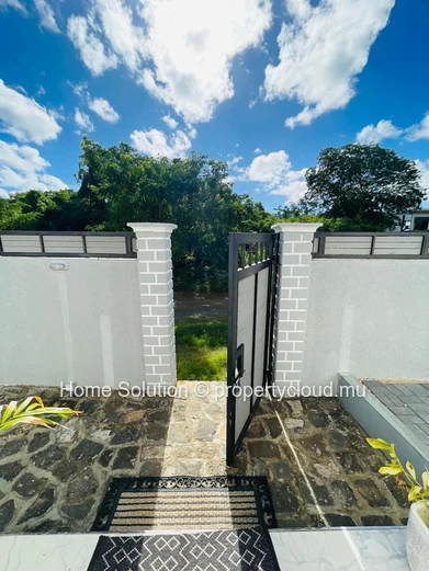  Contemporary Single-Story Villa – Pereybere