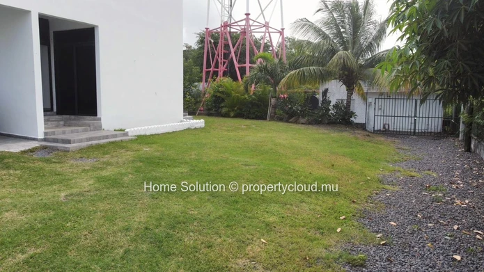 Spacious Ground Floor with Pool & Garden