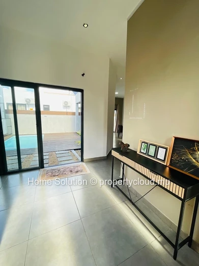  Contemporary Single-Story Villa – Pereybere