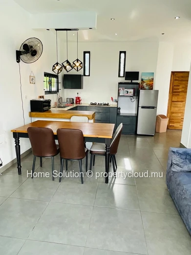  Contemporary Single-Story Villa – Pereybere