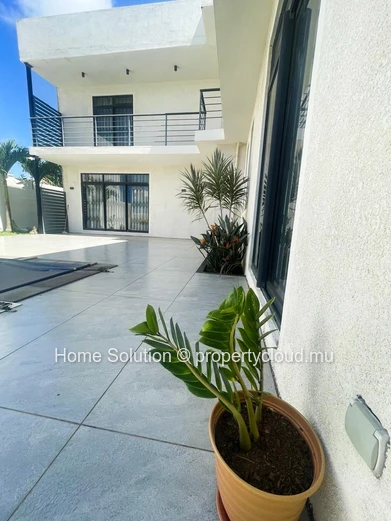 PET FRIENDLY VILLA – A haven of peace with a secure swimming pool