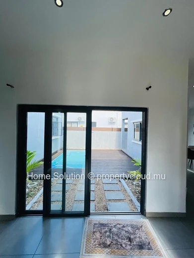  Contemporary Single-Story Villa – Pereybere